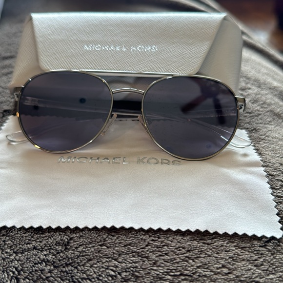 Michael Kors sunglasses, cloth & case. - Picture 3 of 7